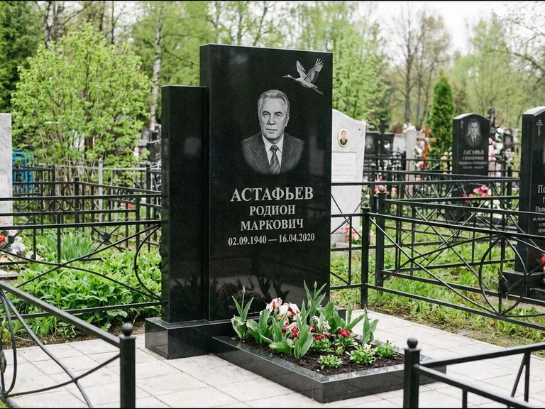 Памятник с гравировкой журавлей — гравировка одиночного летящего журавля над портретом, работа «Астафьев» в Альметьевске