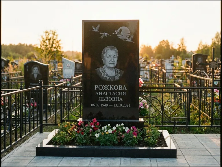 Памятник с гравировкой журавлей — гравировка клина журавлей на фоне солнечного диска, работа «Рожкова» в Альметьевске