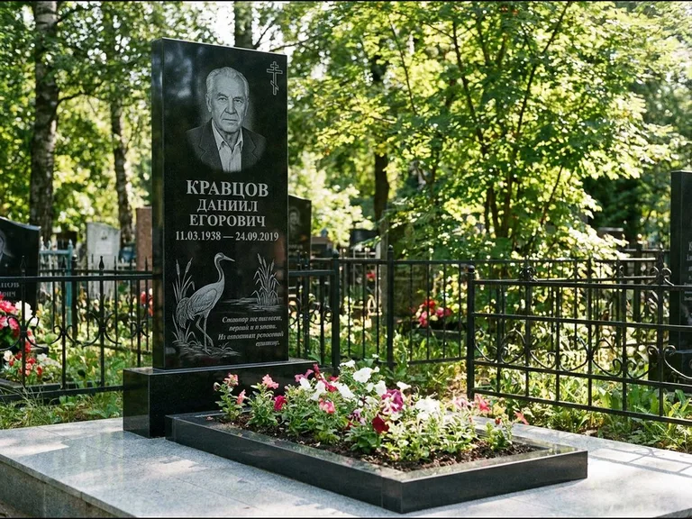 Памятник с гравировкой журавлей — гравировка журавля у камышей рядом с эпитафией, работа «Кравцов» в Альметьевске