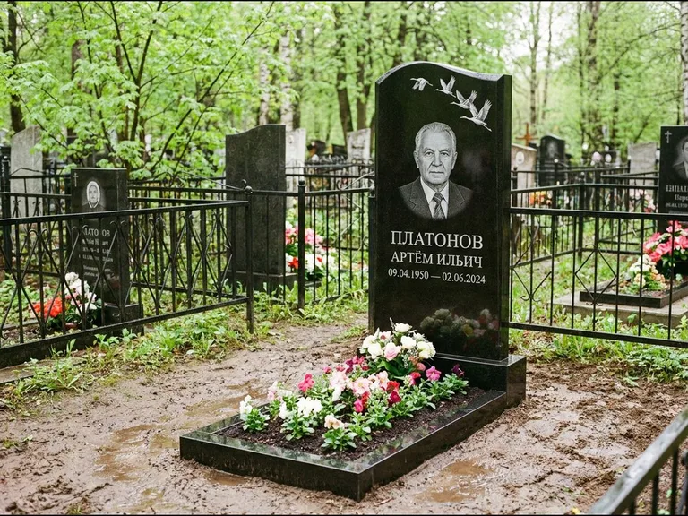 Памятник с гравировкой журавлей — белая гравировка клина журавлей, уходящего в верхний угол ст, работа «Платонов» в Альметьевске