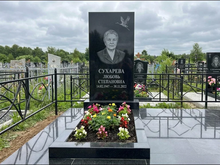 Памятник с гравировкой журавлей — гравировка одиночного летящего журавля над портретом, работа «Сухарева» в Альметьевске