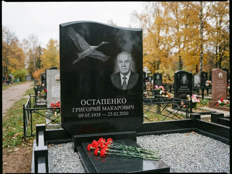 Памятник с гравировкой журавлей — гравировка журавлей, работа «Остапенко» в Альметьевске