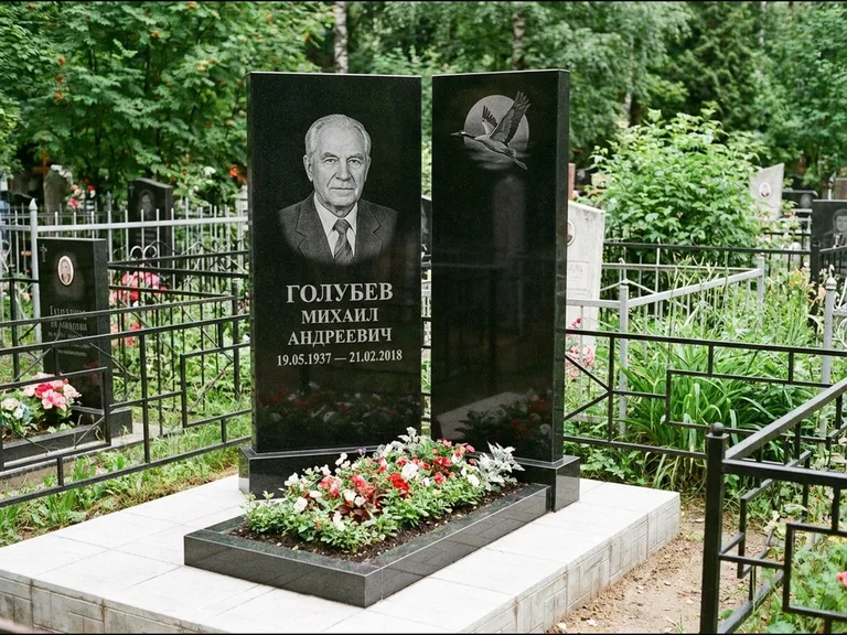 Памятник с гравировкой журавлей — гравировка клина журавлей на фоне солнечного диска, работа «Голубев» в Альметьевске