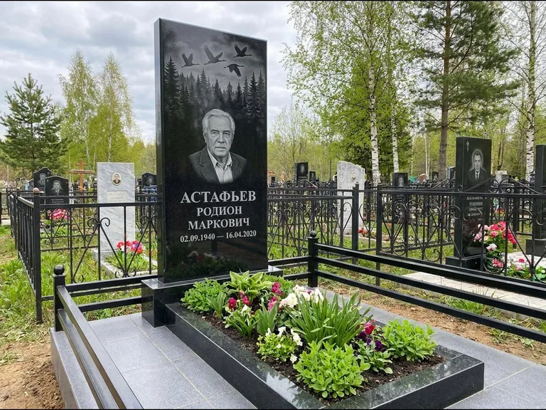 Памятник с гравировкой журавлей — гравировка силуэтов журавлей над еловым лесом, работа «Астафьев» в Альметьевске