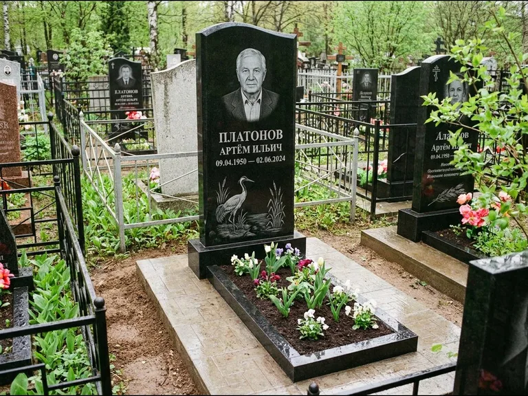 Памятник с гравировкой журавлей — гравировка журавля у камышей рядом с эпитафией, работа «Платонов» в Альметьевске