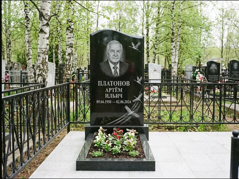 Памятник с гравировкой журавлей — гравировка трёх журавлей по диагонали через свободное поле с, работа «Платонов» в Альметьевске