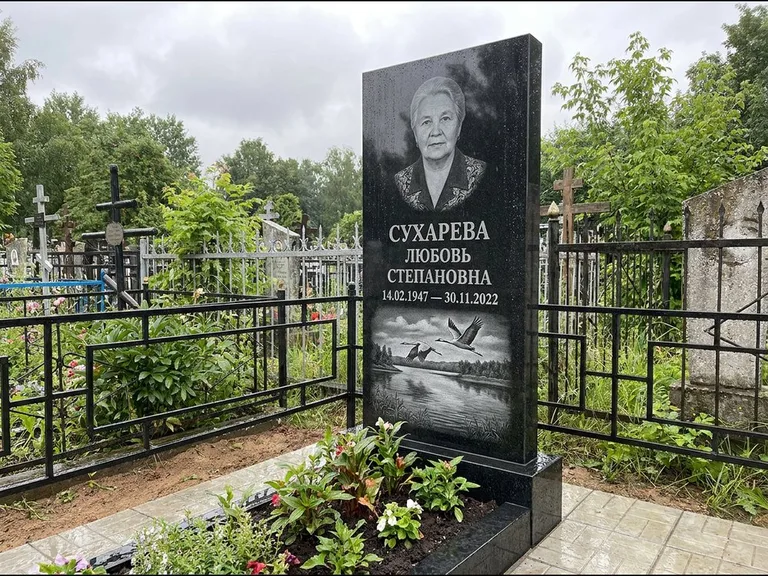 Памятник с гравировкой журавлей — гравировка пары журавлей над гладью озера в нижней части, работа «Сухарева» в Альметьевске