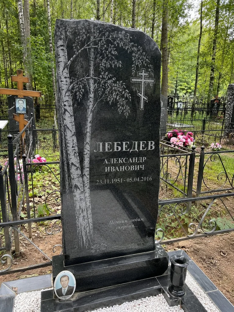Памятник с гравировкой на Всесвятском кладбище