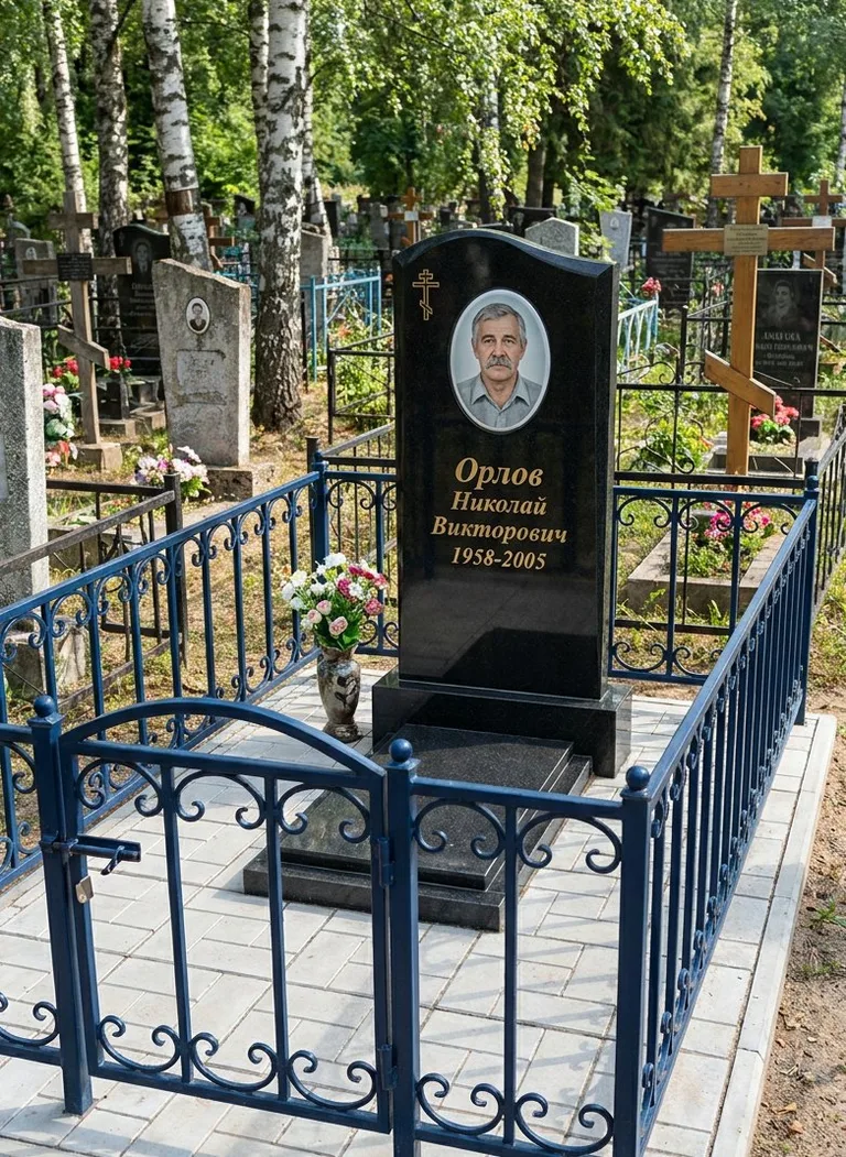 Семейный памятник с оградой на Старом городском кладбище