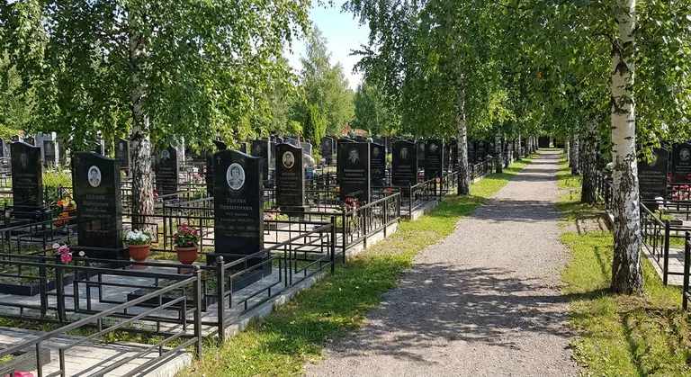 Аллея на Лесном кладбище в Екатеринбурге