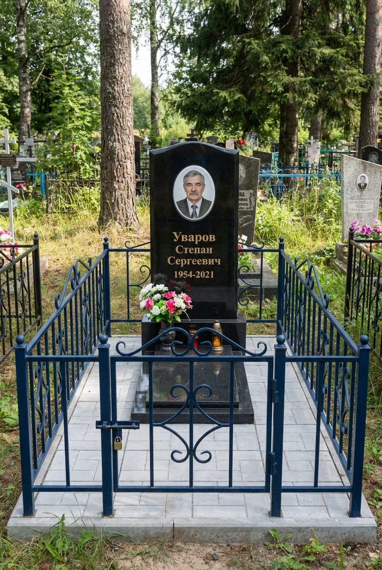 Памятник с оградой на Северном кладбище