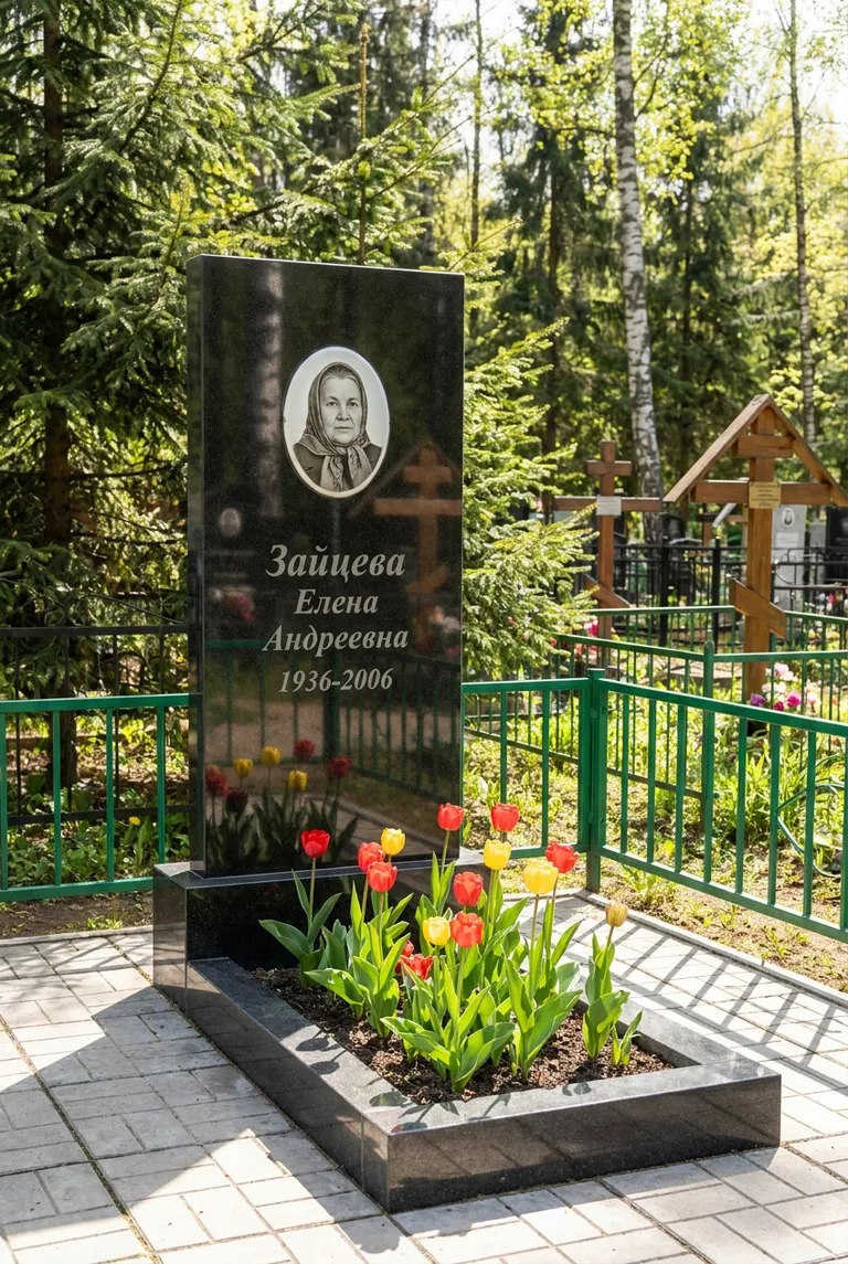 Гранитный памятник с портретом на Широкореченском кладбище