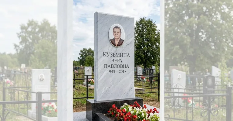 Памятник с цветником, Памятники мастерской «Мастер Каменев» на кладбищах Перми