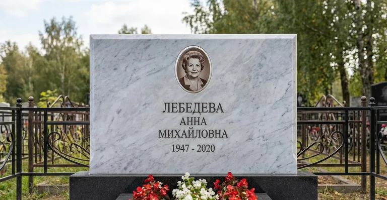 Гранитный памятник с портретом, Памятники мастерской «Мастер Каменев» на кладбищах Перми