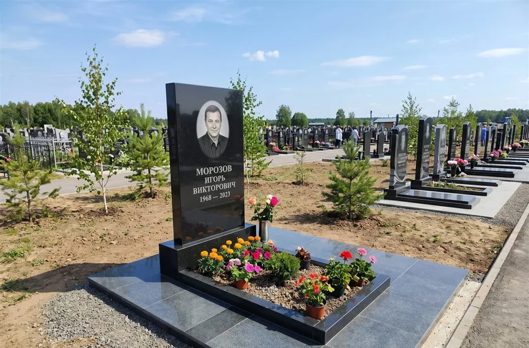Современная гранитная стела на Новом городском кладбище Краснодара