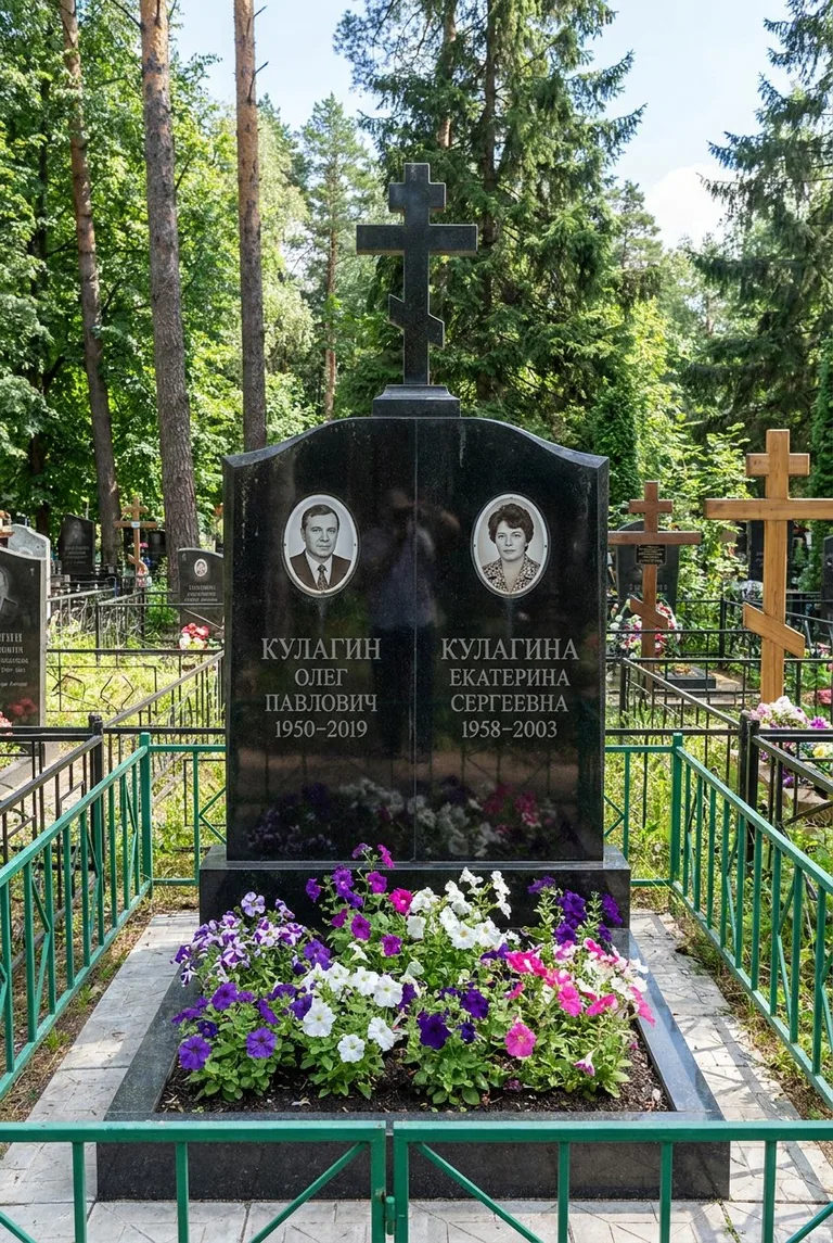 Семейный гранитный памятник на Большеохтинском кладбище