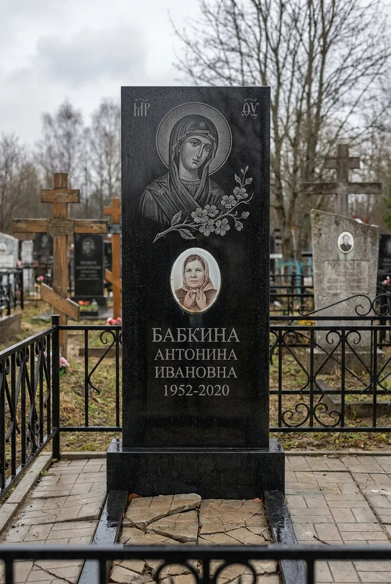 Памятник с гравировкой на Большеохтинском кладбище