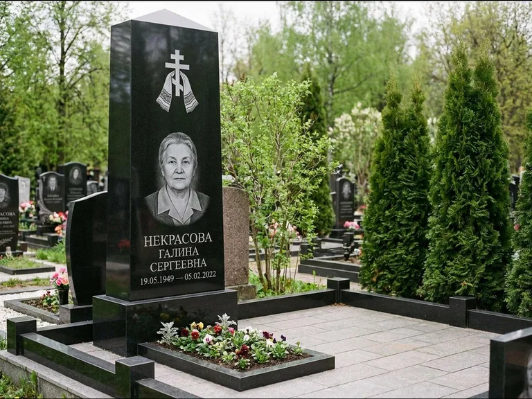 Памятник из чёрного гранита — стела-пилон с ажурным резным крестом, работа «Ерофеева» в Альметьевске