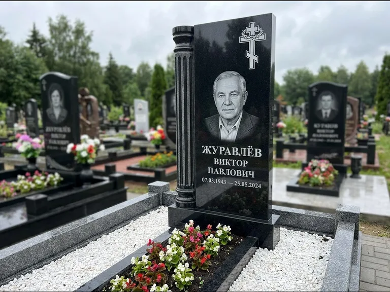 Памятник из чёрного гранита — семейный мемориал из двух стел с крестом с рушником, работа «Гущин» в Альметьевске