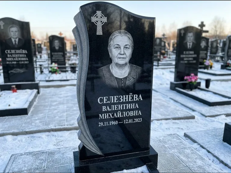 Памятник из чёрного гранита — восьмигранный обелиск с кельтским крестом, работа «Некрасова» в Альметьевске