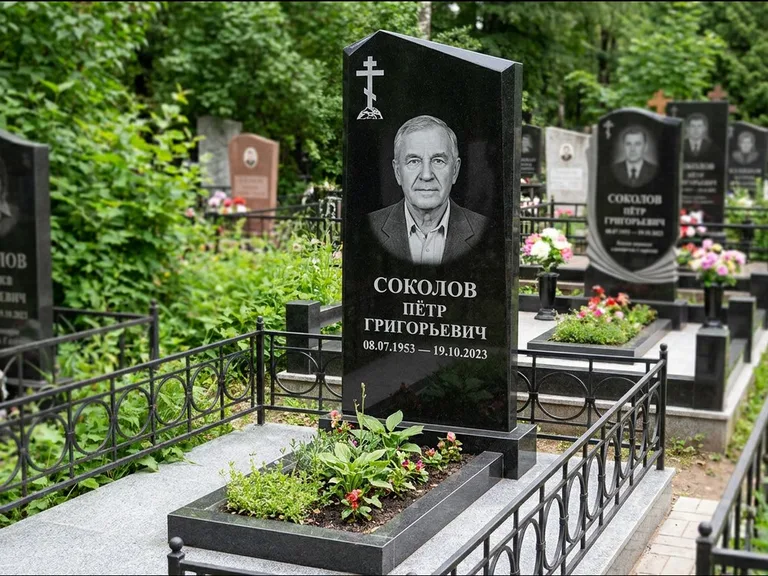 Памятник из чёрного гранита — полукруглая стела с крестом на Голгофе, работа «Журавлёв» в Альметьевске