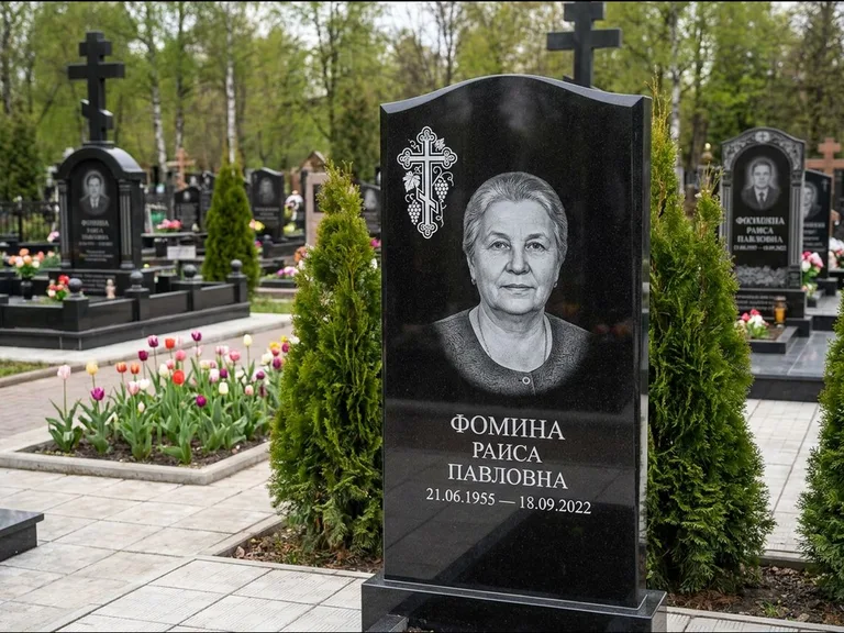 Памятник из чёрного гранита — двухцветная стела с крестом с распятием, работа «Одинцова» в Альметьевске