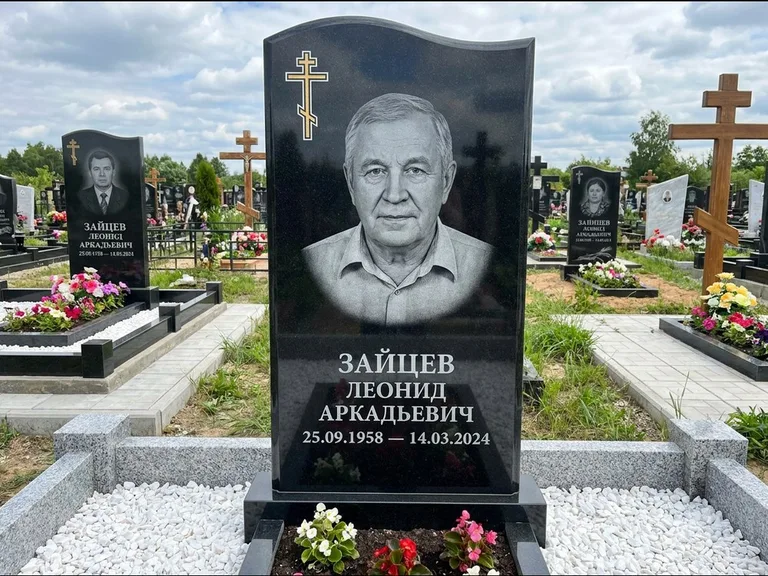 Памятник из чёрного гранита — горизонтальная семейная стела с аркой с процветшим крестом с виноградной лозой, работа «Верещагин» в Альметьевске