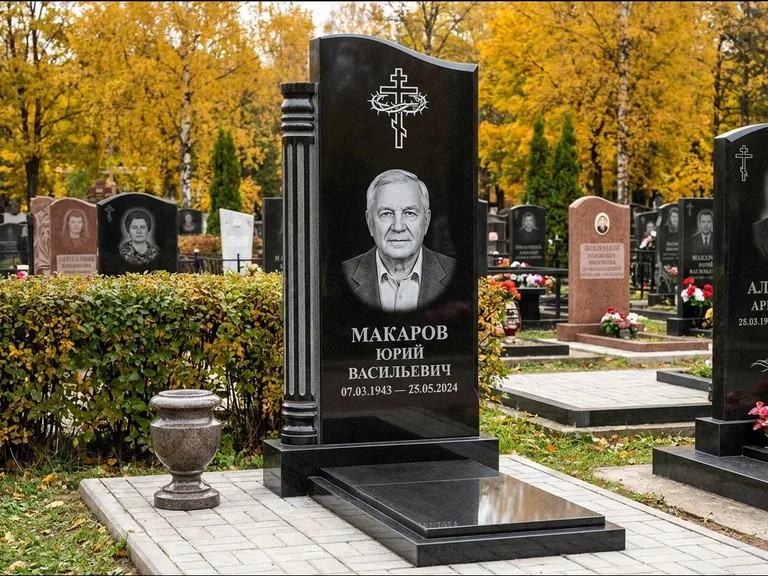 Памятник из чёрного гранита — асимметричная стела с крестом с рушником, работа «Панкратов» в Альметьевске