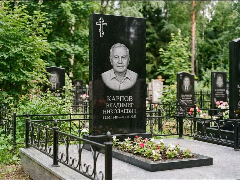 Памятник из чёрного гранита — узкая стела с ажурным крестом с православным восьмиконечным крестом, работа «Гущин» в Альметьевске