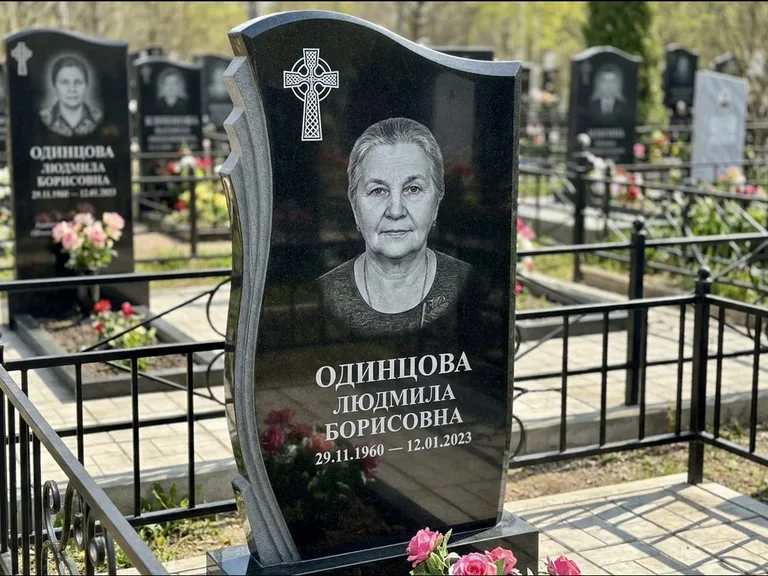 Памятник из чёрного гранита — стела с портретным овалом с кельтским крестом, работа «Савельева» в Альметьевске