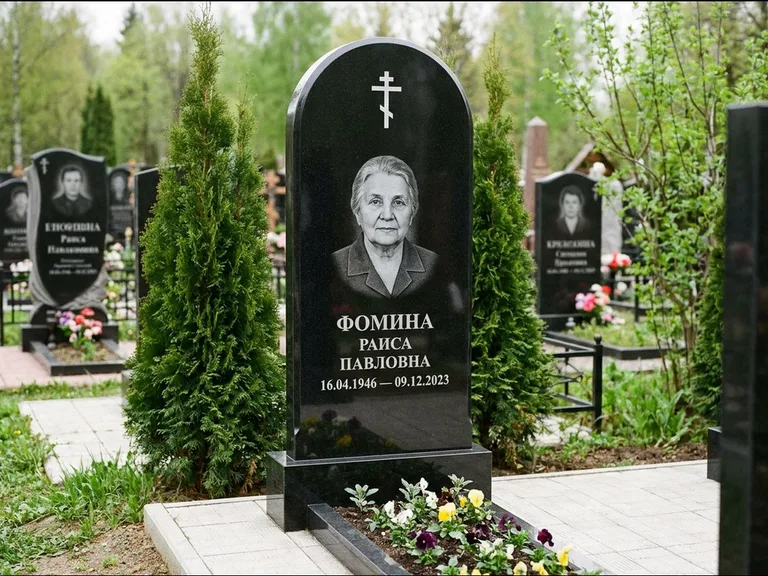 Памятник из чёрного гранита — вертикальная стела с латинским крестом, работа «Некрасова» в Альметьевске