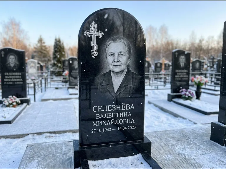 Памятник из чёрного гранита — массивная стела с крестом в лучах с крестом в лучах, работа «Одинцова» в Альметьевске