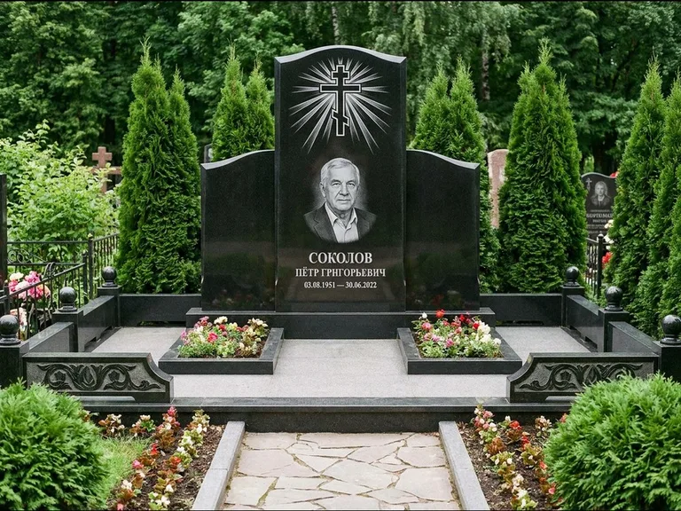 Памятник из чёрного гранита — низкая стела с крестом сбоку с золочёным крестом, работа «Верещагин» в Альметьевске
