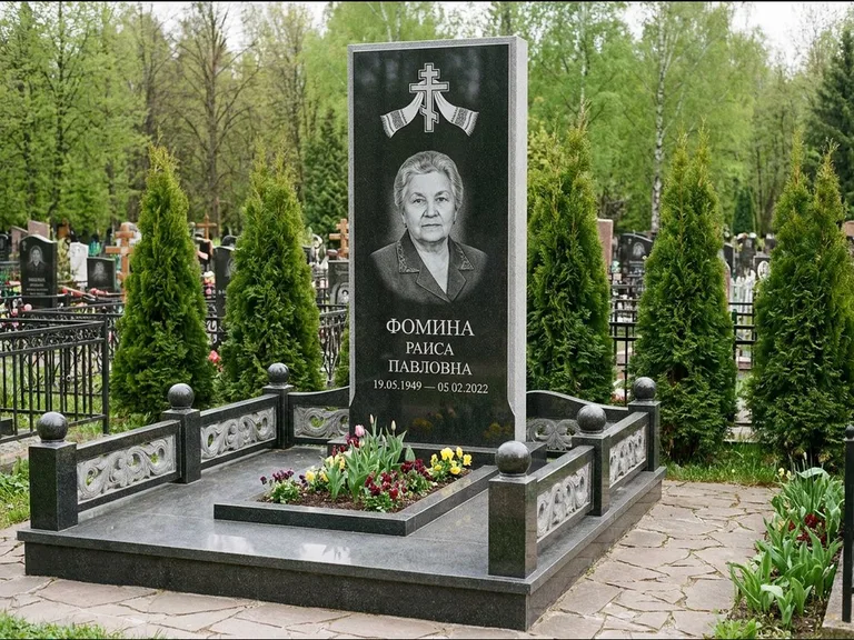 Памятник из чёрного гранита — семейный мемориал с ажурным резным крестом, работа «Мельникова» в Альметьевске