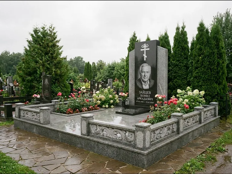 Памятник из чёрного гранита — стела с двумя портретами с крестом с рушником, работа «Богданов» в Альметьевске