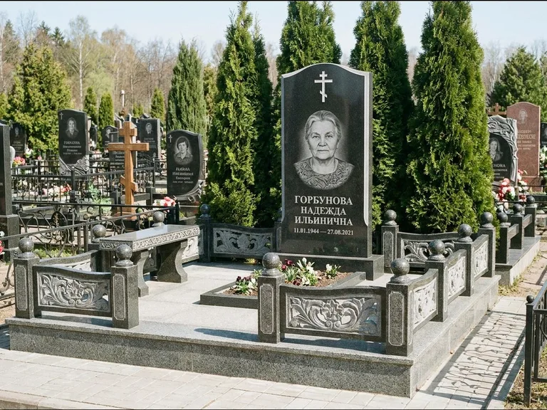 Памятник из чёрного гранита — стела с золочёным крестом с крестом с терновым венцом, работа «Селезнёва» в Альметьевске