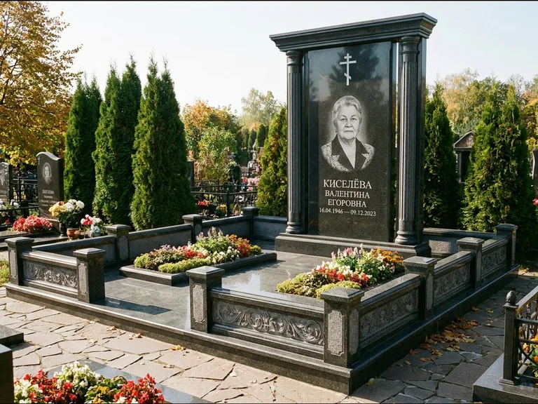 Памятник из чёрного гранита — стела с кельтским крестом с латинским крестом, работа «Ерофеева» в Альметьевске