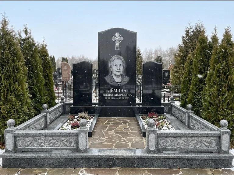 Памятник из чёрного гранита — стела с крестом и ветвью с кельтским крестом, работа «Лаврентьева» в Альметьевске