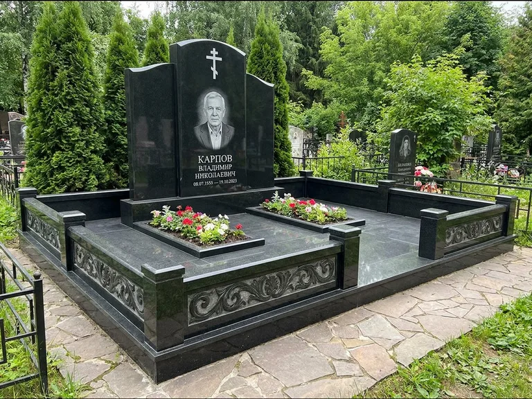 Памятник из чёрного гранита — двойная семейная стела с крестом на Голгофе, работа «Тихонов» в Альметьевске