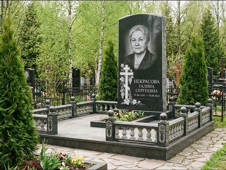 Памятник из чёрного гранита — стела с крестом и книгой с крестом с распятием, работа «Савельева» в Альметьевске
