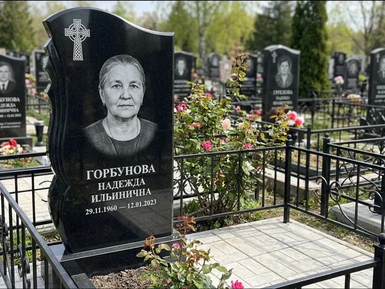 Памятник из чёрного гранита — высокий обелиск с кельтским крестом, работа «Одинцова» в Альметьевске