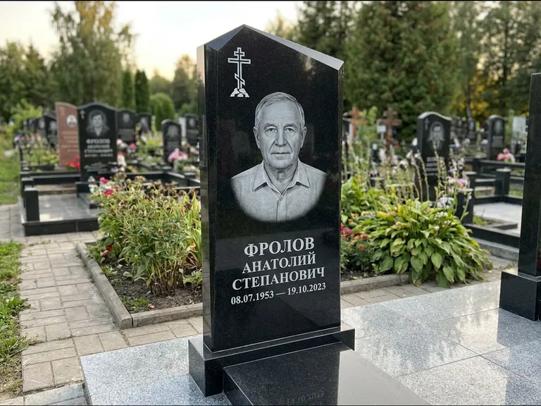 Памятник из чёрного гранита — стела со столиком и скамьёй с крестом на Голгофе, работа «Верещагин» в Альметьевске