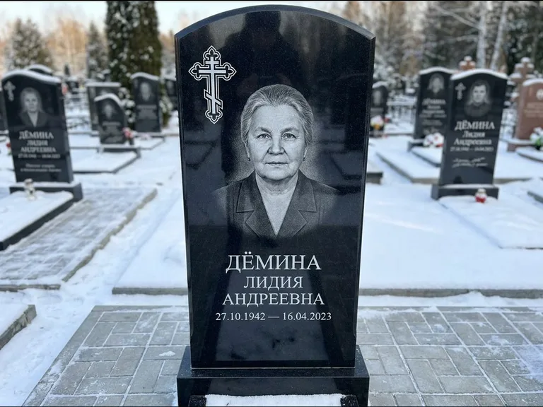 Памятник из чёрного гранита — стела домиком с крестом в лучах, работа «Селезнёва» в Альметьевске