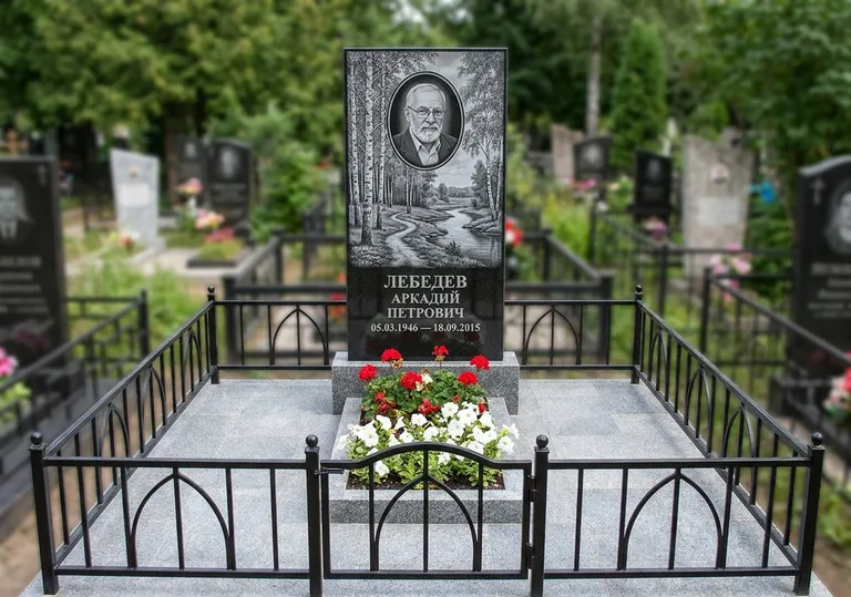 Памятник с гравировкой берёзовой рощи, портретом и надписью в Альметьевске