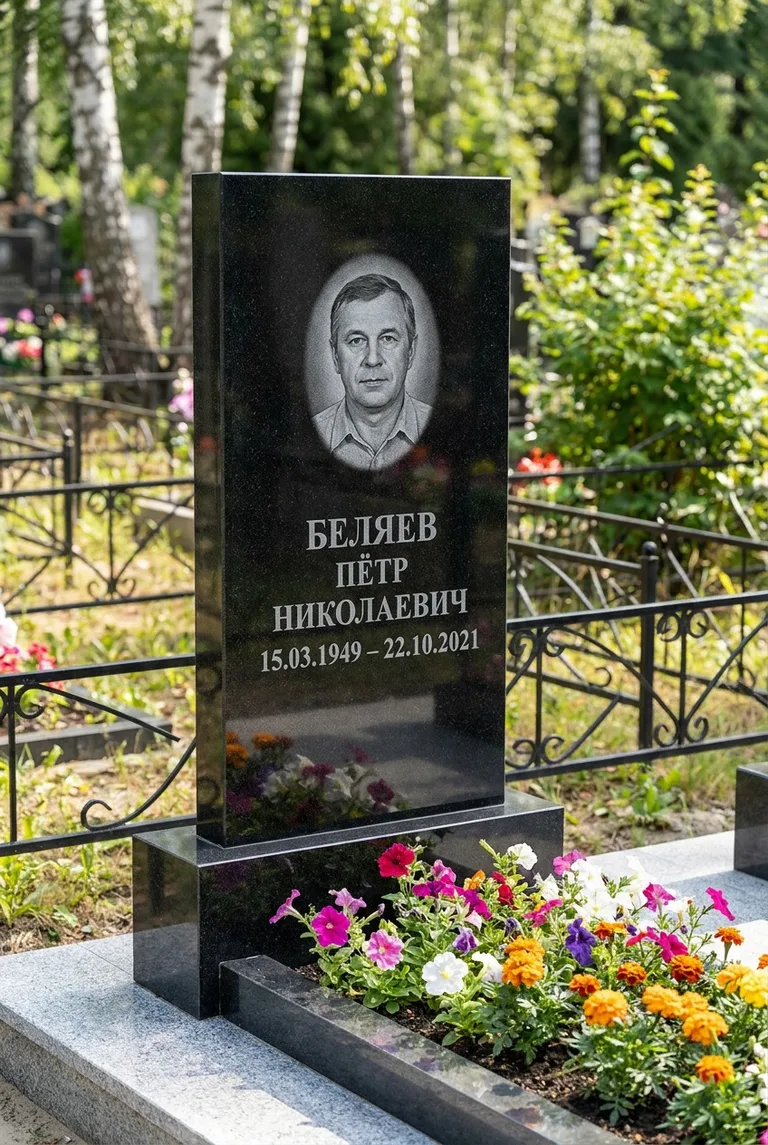 Вертикальный чёрный гранитный памятник под ключ с цветником в Альметьевске