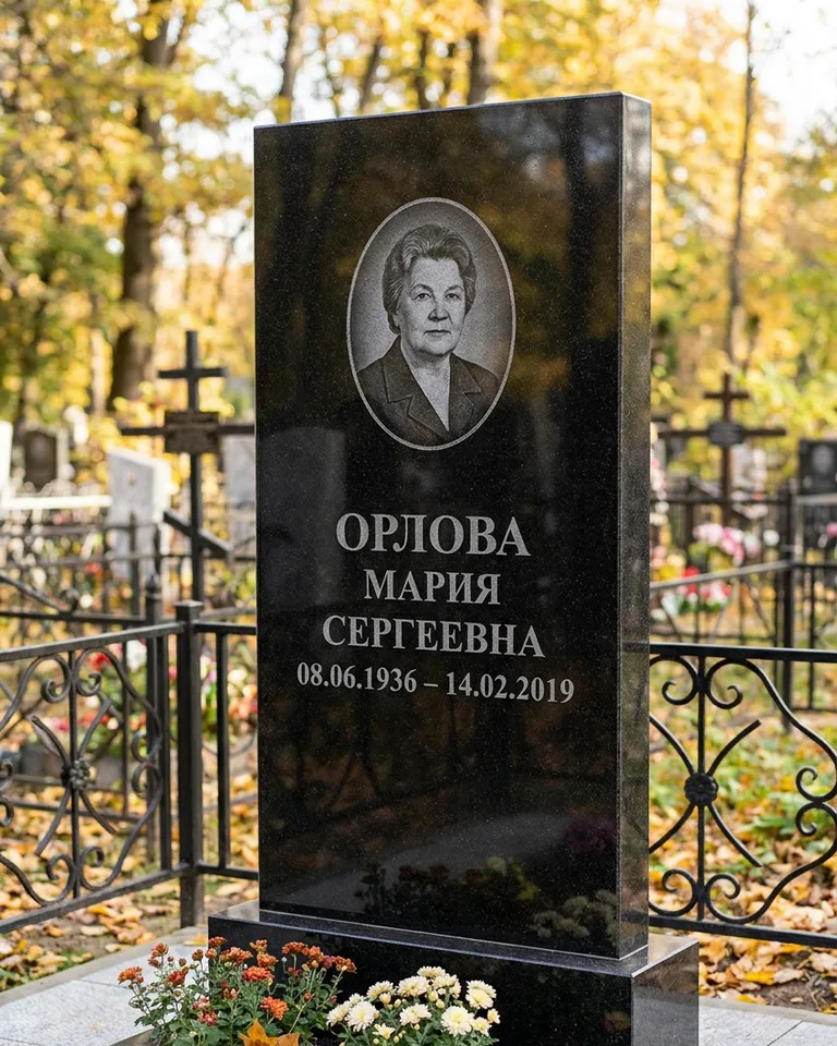 Вертикальный серый гранитный памятник под ключ, осень в Альметьевске
