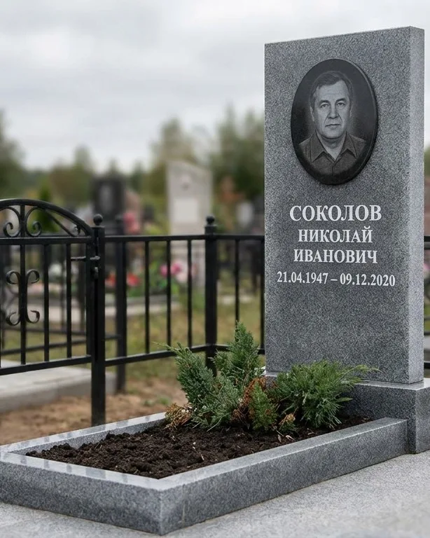 Чёрный памятник под ключ на гранитном цоколе в Альметьевске