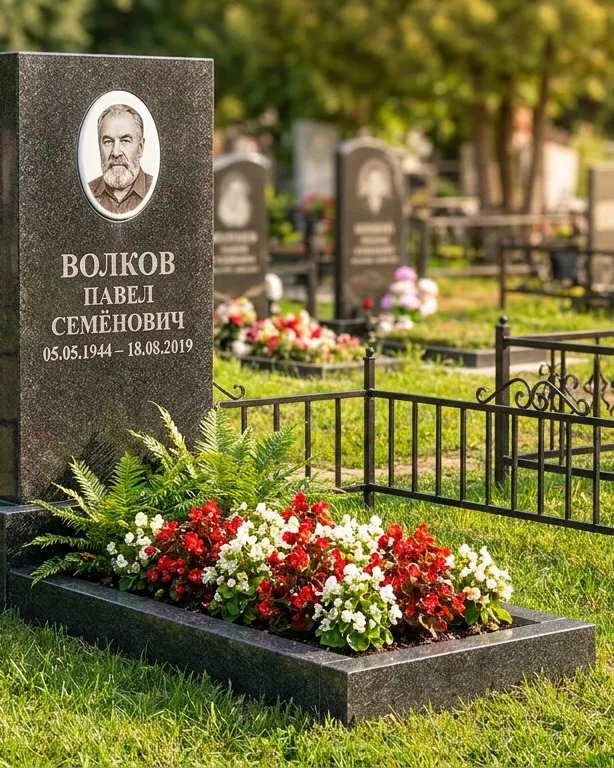 Тёмно-серый памятник под ключ с художественной гравировкой в Альметьевске