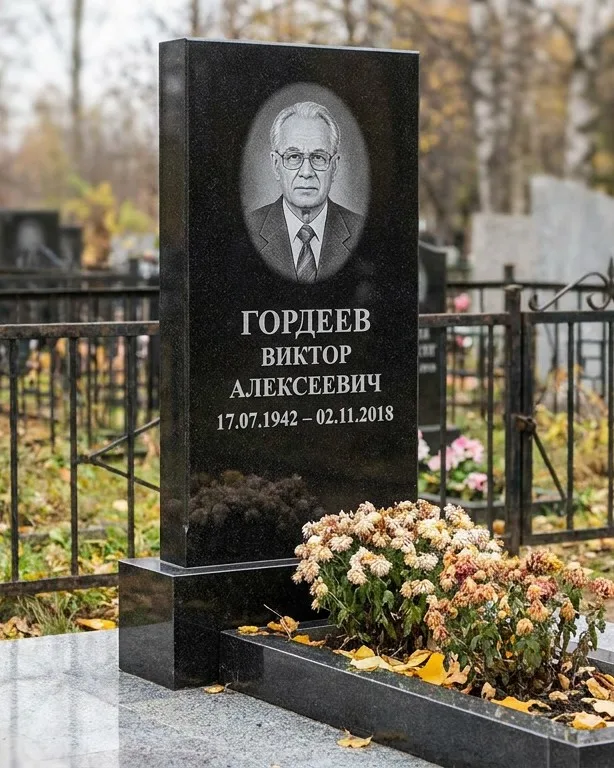 Памятник под ключ с гранитным цоколем и плиткой в Альметьевске