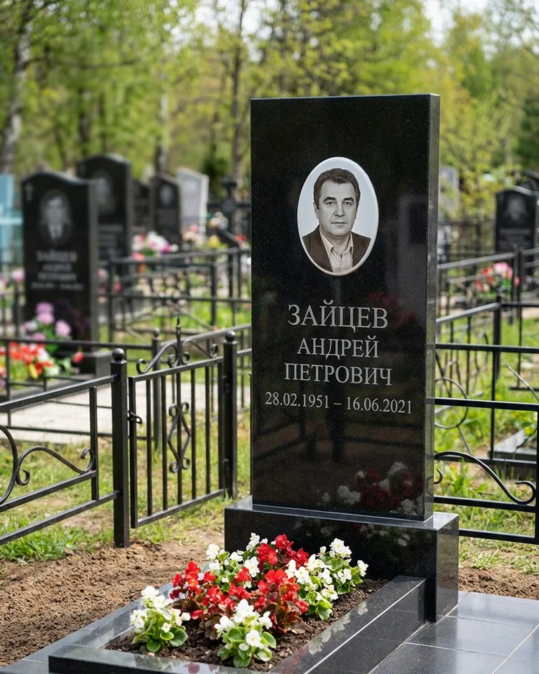 Памятник под ключ с гранитной вазой и цветами в Альметьевске
